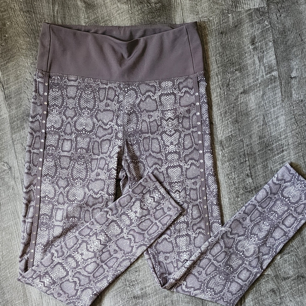 Chic Snake Print Leggings in Gray With Sequins